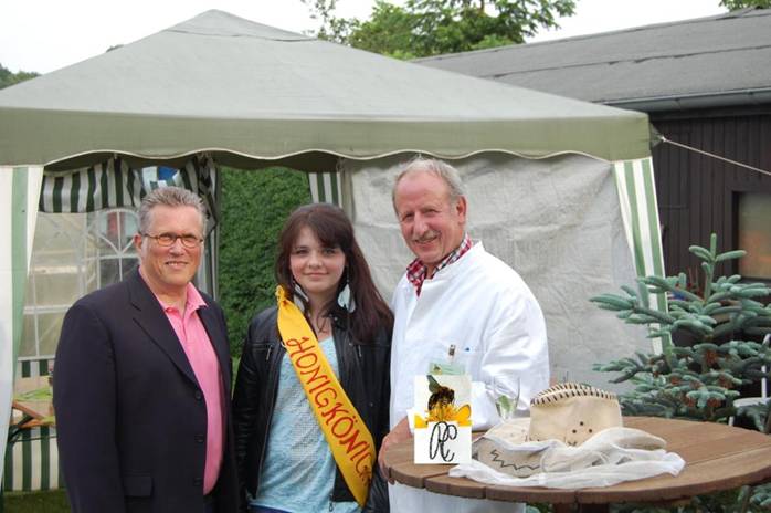 Eröffnung 14.06.2013 mit dem Bürgermeister von Hiddenhausen und der Honigkönigin.JPG