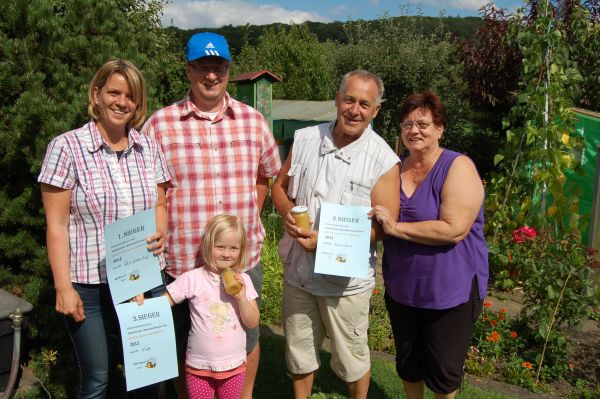 Abschluss des Bienenjahres 2012 - die Sieger und Schiedsricher des Bienenwettfliegens