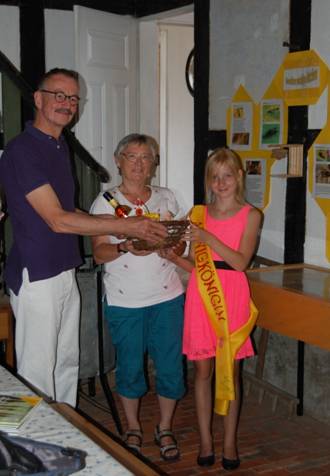 a6 Insektensommer 2013 - Frau Frentrup aus Herford erhält den Präsentkorb.jpg